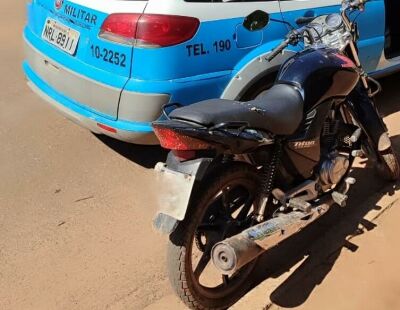 Imagem da notícia Motociclista é flagrado empinando moto, tenta fugir para não perder habilitação e acaba detido em Chapadão do Sul